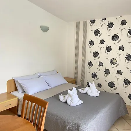 アパート Tiho & Jelena